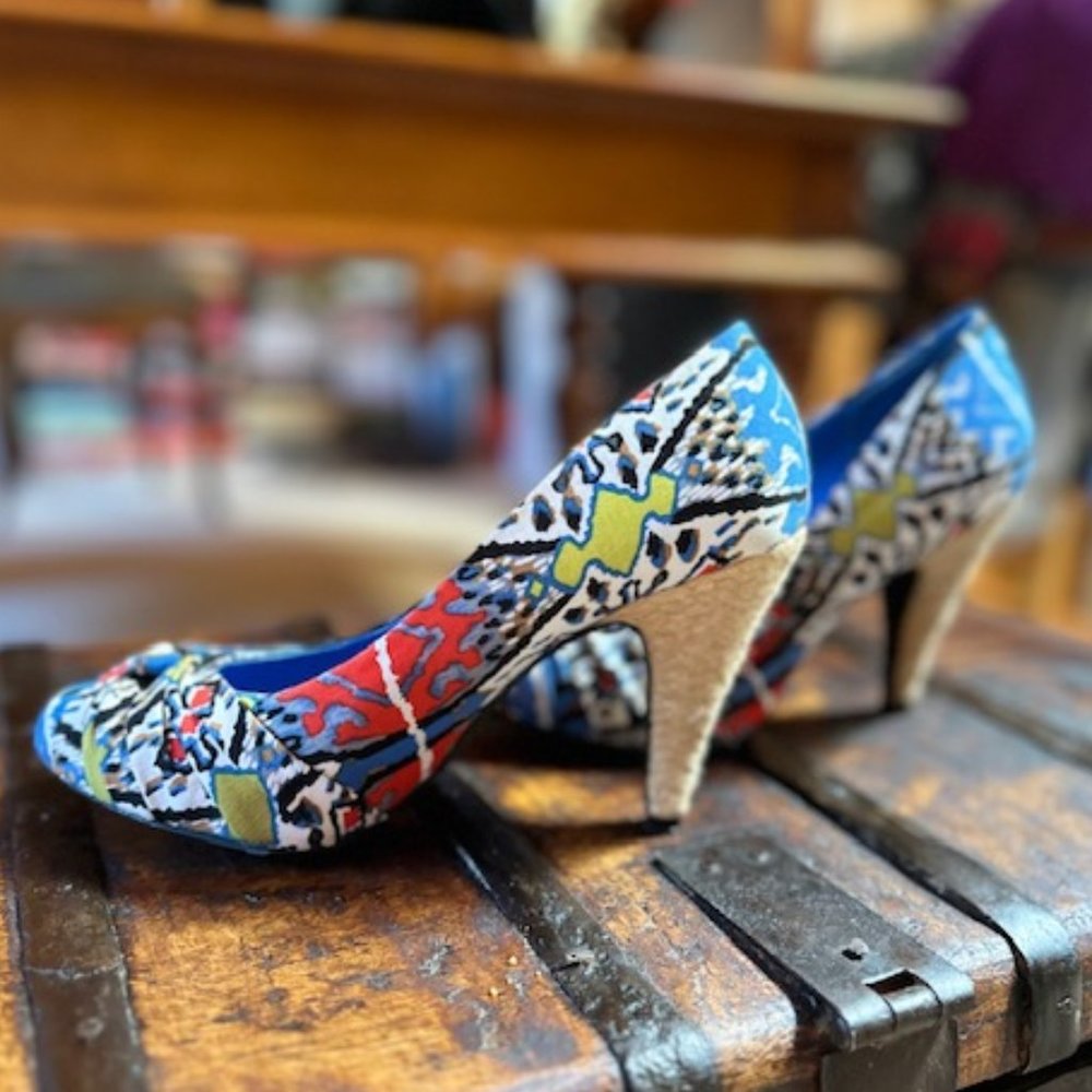 ROCKET DOG White, Blue, Red Wrapped Fabric Heels - 8